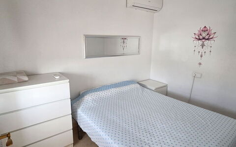 Hamber: Letto, Camera Da Letto, Pavimento, Bedding, Pavimentazione, Lenzuolo, Mobilia, Legna, Interior Design, Camera