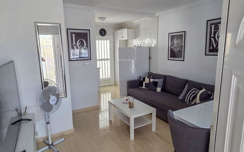 Hamber: Pavimentazione, Mobilia, Pavimento, Interior Design, Camera, Appartamento, Soffitto, Divano, Soggiorno, Casa