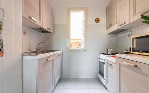 Domus Centro: Nube, Cielo, Tavolo, Pianta, Mobilia, Sedia, Tavola, Costruzione, Azzurro, Vaso Di Fiori