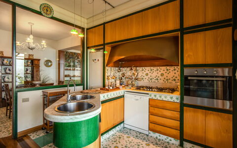 Villa Solaria with Private Pool: Proprietà, Controsoffitto, Cabinetry, Legna, Illuminazione, Cucina, Interior Design, Pavimentazione, Pavimento, Color Legno