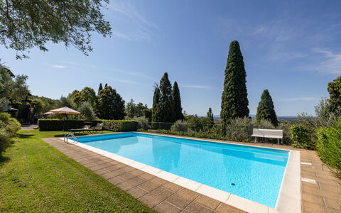 Villa Delle Rose: Acqua, Nube, Cielo, Pianta, Piscina, Azzurro, Albero, Corpo D'Acqua, Tempo Libero, Erba