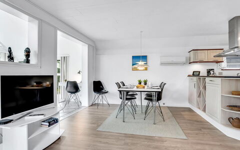Frida - 125M from the Sea: Legna, Mobilia, Appartamento, Camera, Soffitto, Color Legno, Sedia, Latifoglie, Vernice, Legname