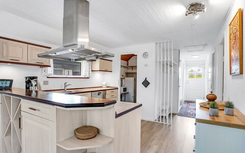 Frida - 125M from the Sea: Legna, Mobilia, Appartamento, Camera, Soffitto, Color Legno, Sedia, Latifoglie, Vernice, Legname