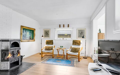 Frida - 125M from the Sea: Legna, Mobilia, Appartamento, Camera, Soffitto, Color Legno, Sedia, Latifoglie, Vernice, Legname