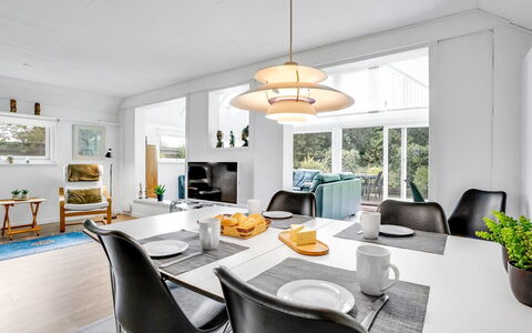 Frida - 125M from the Sea: Legna, Mobilia, Appartamento, Camera, Soffitto, Color Legno, Sedia, Latifoglie, Vernice, Legname