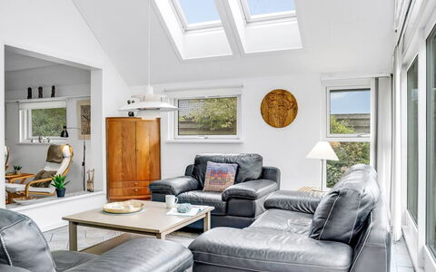 Frida - 125M from the Sea: Legna, Mobilia, Appartamento, Camera, Soffitto, Color Legno, Sedia, Latifoglie, Vernice, Legname