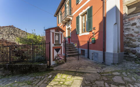 Orazio Liberty House,Lunigiana, Nature: Pianta, Finestra, Costruzione, Manto Stradale, Cielo, Zona Residenziale, Quartiere, Legna, Città, Facciata