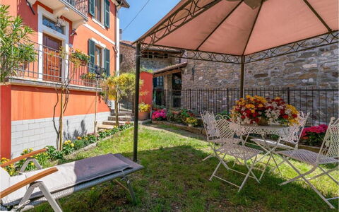 Orazio Liberty House,Lunigiana, Nature: Porta, Vaso Di Fiori, Sedia, Appartamento, Pianta Della Casa, Balcone, Mobili Da Esterno, Tavolo Esterno, Portico, Cortile