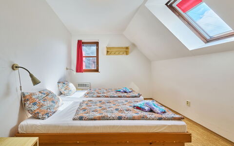 Green Valley Park Stárkov 2: Legna, Camera Da Letto, Letto, Pavimento, Interior Design, Pavimentazione, Mobilia, Lenzuolo, Casa, Bedding