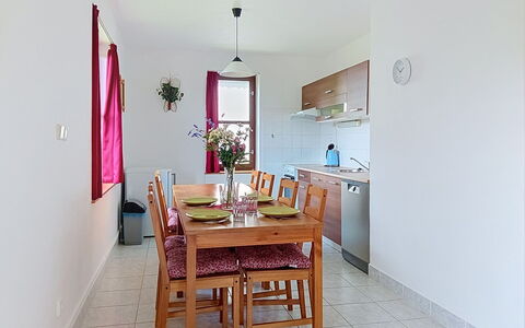 Green Valley Park Stárkov 3: Mobilia, Pavimentazione, Pavimento, Tavolo, Cucina & Sala Da Pranzo Tavolo, Porta, Sedia, Appartamento, Soffitto, Sala Da Pranzo