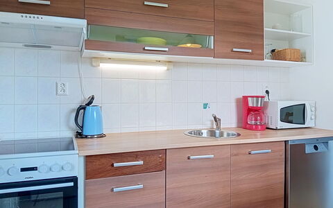 Green Valley Park Stárkov 3: Cabinetry, Controsoffitto, Pavimentazione, Legna, Mobilia, Interior Design, Elettrodomestico Da Cucina, Cucina, Apparecchio Major, Pavimento