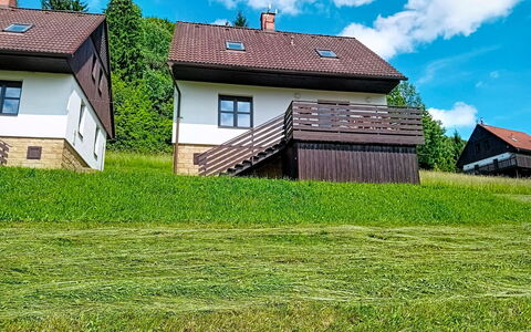 Green Valley Park Stárkov 5: Legna, Giardino, Backyard, Lotto, Casa, Tetto, Shade, Deck, Latifoglie, Cortile