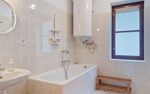 Green Valley Park Stárkov 7: Bagno, Pavimentazione, Idraulico Fixture, Parete, Pavimento, Interior Design, Vasca Da Bagno, Rubinetto, Idraulico, Piastrella