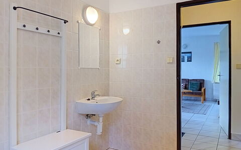 Green Valley Park Stárkov 13: Parete, Pavimentazione, Idraulico Fixture, Pavimento, Lavandino Del Bagno, Interior Design, Soffitto, Lavello, Idraulico, Bagno