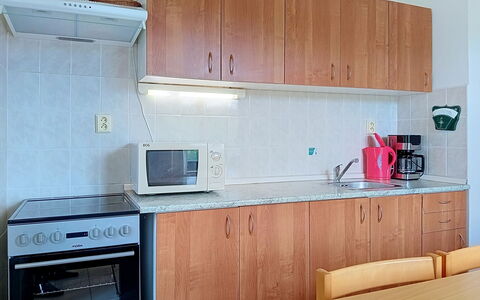 Green Valley Park Stárkov 16: Pavimentazione, Legna, Mobilia, Pavimento, Cucina, Controsoffitto, Interior Design, Cabinetry, Lavandino Della Cucina, Apparecchio Major