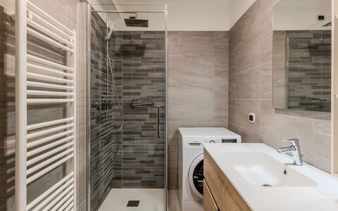Val Genova: Pavimentazione, Pavimento, Idraulico Fixture, Parete, Interior Design, Legna, Bagno, Mobiletto Del Bagno, Lavello, Soffitto