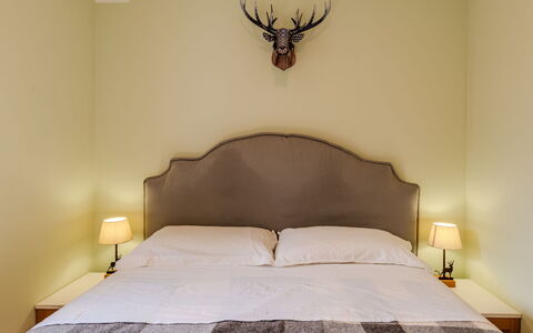 Val Genova: Mobilia, Letto, Interior Design, Bedding, Camera Da Letto, Parete, Lenzuolo, Legna, Pavimento, Biancheria