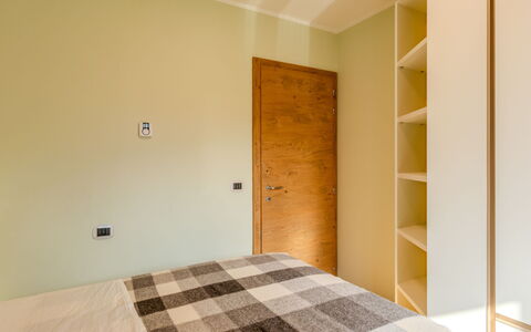 Val Genova: Interior Design, Pavimentazione, Parete, Letto, Pavimento, Camera Da Letto, Legna, Soffitto, Mobilia, Camera