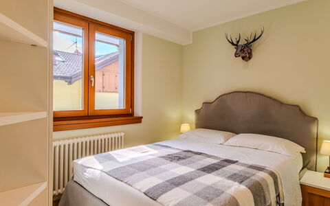 Val Genova: Letto, Mobilia, Interior Design, Camera Da Letto, Lenzuolo, Bedding, Parete, Legna, Pavimento, Soffitto