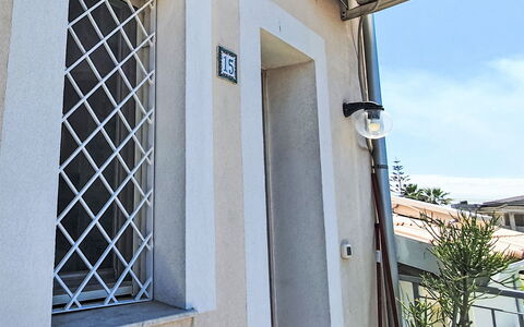 Casa di Arianna: Nube, Cielo, Giorno, Proprietà, Costruzione, Finestra, Pianta, Architettura, Erba, Urban Design
