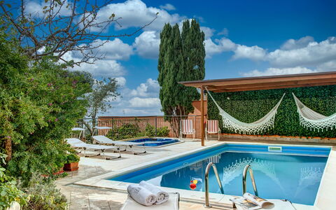 Villa Sorrentina With Panoramic Terrace: Nube, Acqua, Cielo, Pianta, Giorno, Proprietà, Costruzione, Piscina, Azzurro, Blu