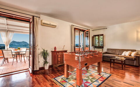 Villa Sorrentina With Panoramic Terrace: Tavolo, Mobilia, Costruzione, Divano, Legna, Sedia, Soggiorno, Sala, Interior Design, Pavimentazione