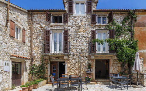 Poreč 675: Cielo, Finestra, Mobilia, Pianta, Costruzione, Porta, Tavolo, Sedia, Quartiere, Urban Design