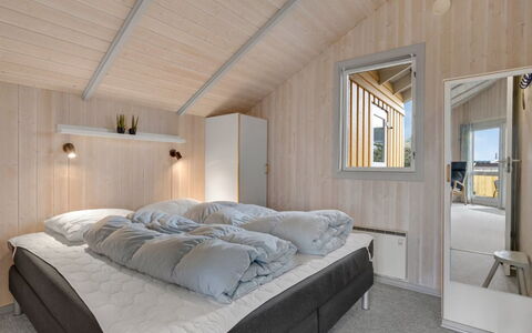 Halla - 250M from the Sea: Legna, Soffitto, Interior Design, Casa, Camera Da Letto, Pavimento, Camera, Letto, Telaio Del Letto, Latifoglie