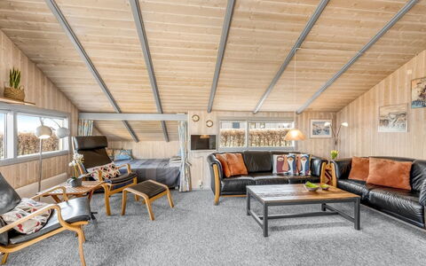 Halla - 250M from the Sea: Legna, Soffitto, Mobilia, Interior Design, Pavimento, Divano, Soggiorno, Camera, Latifoglie, Pavimento In Legno