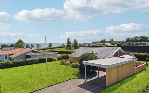 Halla - 250M from the Sea: Tetto, Zona Residenziale, Casa, Estate, Giardino, Landscaping, Prato, Sobborgo, Cortile, Driveway