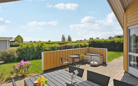 Halla - 250M from the Sea: Casa, Lotto, Tetto, Giardino, Shade, Mobili Da Esterno, Prato, Landscaping, Cortile, Sedia