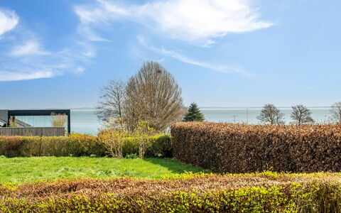 Halla - 250M from the Sea: Verde, Arbusto, Paesaggio, Lotto, Hedge, Nube, Giardino, Plain, Groundcover, Prato