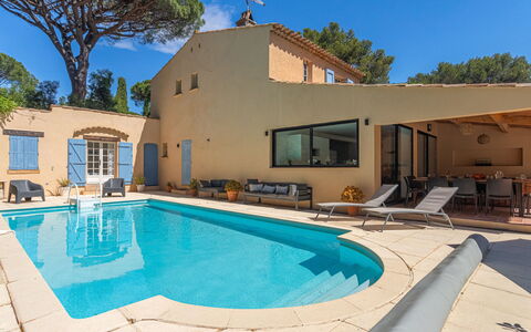 Les Mimosas: Acqua, Proprietà, Cielo, Piscina, Costruzione, Pianta, Azzurro, Finestra, Albero, Shade