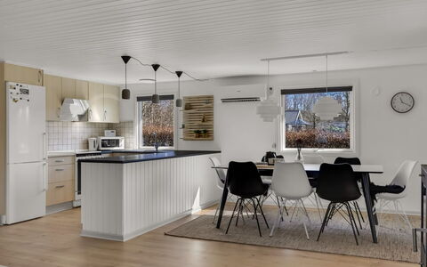 Diuri - 30Km from the Sea: Mobilia, Interior Design, Pavimentazione, Legna, Soffitto, Cucina, Lampada, Pavimento, Cucina & Sala Da Pranzo Tavolo, Sedia