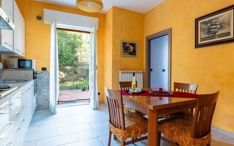 Arancia: Tavolo, Proprietà, Mobilia, Cabinetry, Sedia, Azzurro, Legna, Cornice, Interior Design, Pavimento