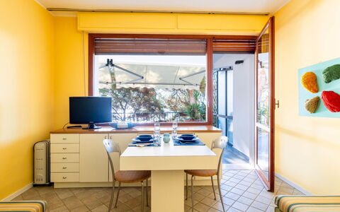 Il Nido sul Mare: Mobilia, Proprietà, Tavolo, Finestra, Costruzione, Cabinetry, Interior Design, Pianta, Giallo, Soggiorno