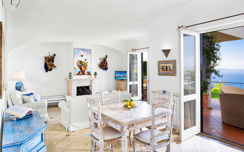 Villa Golfo Di Napoli With Private Pool: Tavolo, Mobilia, Pianta, Cornice, Soggiorno, Pavimentazione, Pavimento, Pianta Della Casa, Legna, Decorazione