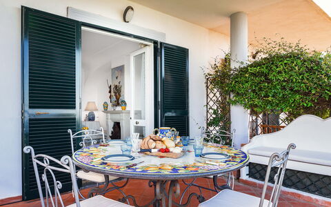 Villa Golfo Di Napoli With Private Pool: Tavolo, Mobilia, Proprietà, Pianta, Decorazione, Sedia, Interior Design, Architettura, Tovaglia, Pavimento