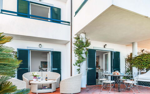 Villa Golfo Di Napoli With Private Pool: Pianta, Mobilia, Costruzione, Finestra, Tavolo, Azzurro, Pianta Della Casa, Sedia, Vaso Di Fiori, Interior Design