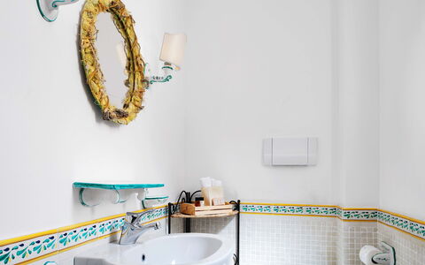 Villa Golfo Di Napoli With Private Pool: Lavello, Idraulico Fixture, Rubinetto, Lavandino Del Bagno, Legna, Bagno, Mobiletto Del Bagno, Parete, Rettangolo, Idraulico