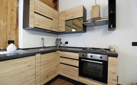 Baita La Ciamorza, Dolomiti, Veneto: Cabinetry, Proprietà, Controsoffitto, Mobilia, Costruzione, Cucina Stufa, Legna, Interior Design, Cucina, Cassetto