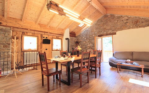 Baita La Ciamorza, Dolomiti, Veneto: Mobilia, Tavolo, Proprietà, Divano, Legna, Interior Design, Cornice, Soggiorno, Sedia, Pavimento