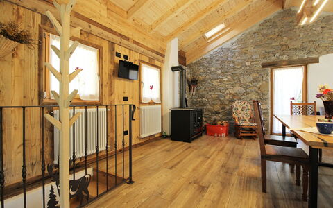 Baita La Ciamorza, Dolomiti, Veneto: Proprietà, Cornice, Tavolo, Legna, Interior Design, Pavimentazione, Pavimento, Sedia, Color Legno, Fascio