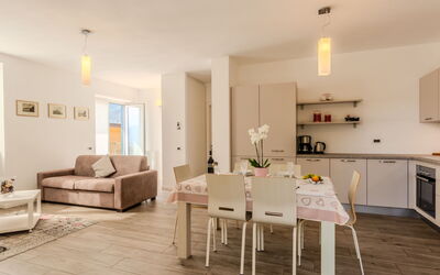 Il Melo 606.2: Mobilia, Tavolo, Divano, Illuminazione, Legna, Soggiorno, Pianta Della Casa, Sedia, Casa, Beige