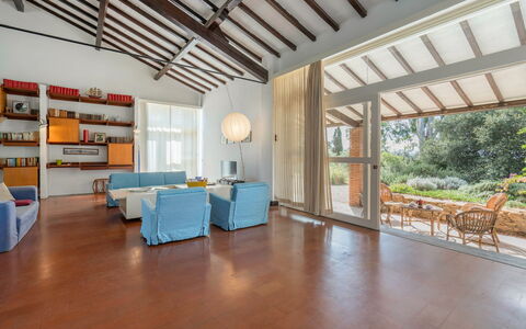 Poggetti San Luigi Country Home Follonica: Tavolo, Mobilia, Proprietà, Legna, Interior Design, Mensola, Pavimentazione, Pavimento, Parete, Sedia