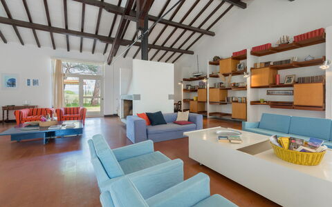 Poggetti San Luigi Country Home Follonica: Mobilia, Divano, Mensola, Interior Design, Soggiorno, Legna, Pavimento, Pavimentazione, Divano Letto, Scaffalature