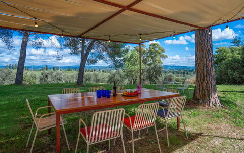 Poggetti San Luigi Country Home Follonica: Tavolo, Pianta, Mobilia, Proprietà, Nube, Natura, Cielo, Sedia, Shade, Tavolo Esterno