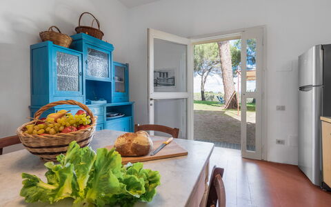 Poggetti San Luigi Country Home Follonica: Cibo, Azzurro, Cabinetry, Legna, Interior Design, Ingrediente, Tavola, Tavolo