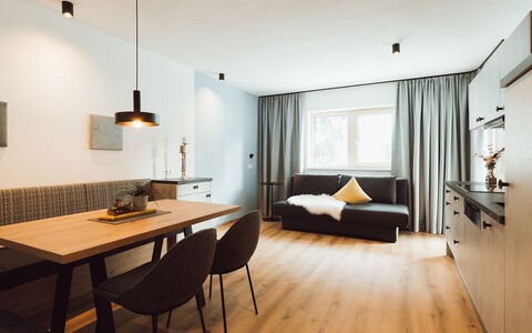 Himmelraich: Tavolo, Mobilia, Legna, Divano, Costruzione, Interior Design, Pavimentazione, Pavimento, Soggiorno, Comfort