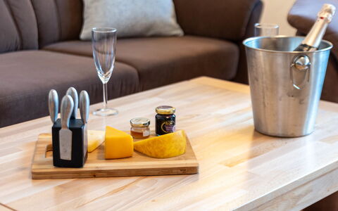 Ferienwohnung Schäfer: Mobilia, Tavola, Tavolo, Legna, Cibo, Serveware, Ingrediente, Bicchieri, Latifoglie